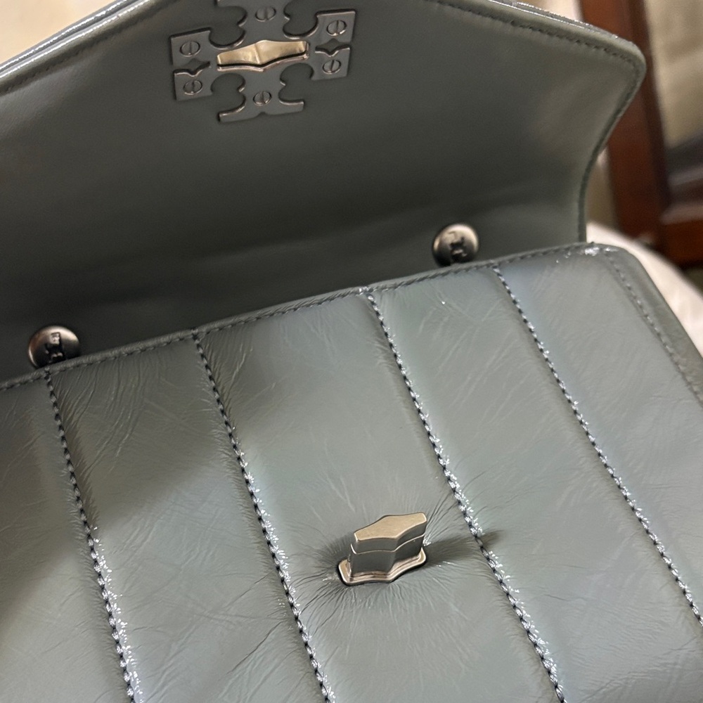 Tory Burch🍀light Gray Small Kira chain Quilted Leather Crossbody Bag-Beautiful - Picture 13 of 14